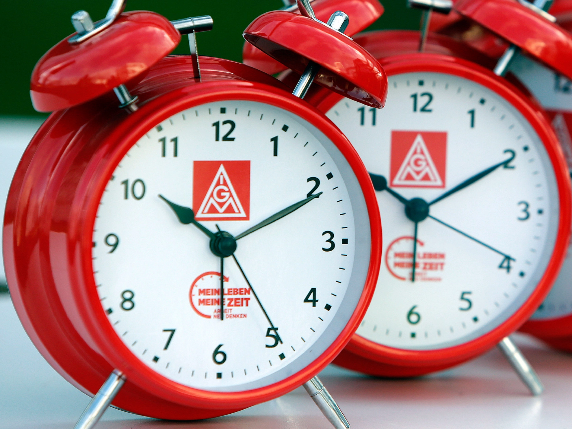 Drei IG-Metall-Wecker