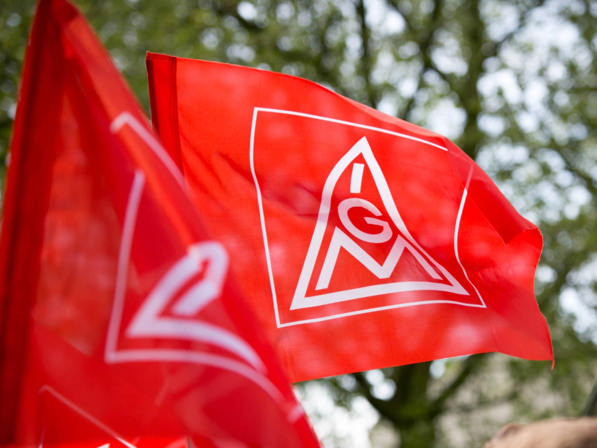 Wehende IG Metall-Fahnen.