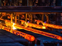 Glühende Metallstangen.