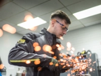 Azubi Tim Jannik Bangel bei Schunk in Heuchelheim
