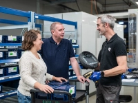 Betriebsräte von ZF Friedrichshafen in Ahrweiler im Gespräch mit einem Kollegen