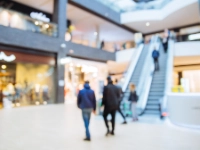 Menschen im Einkaufszentrum