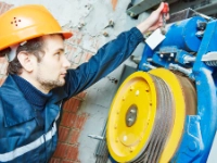 Aufzugsmonteur bei der Arbeit